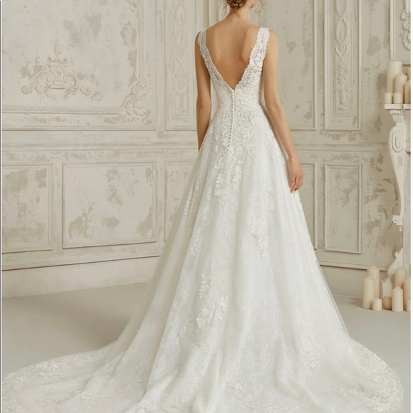 Brand new wedding gown by Pronovias! - Picture 2 of 12